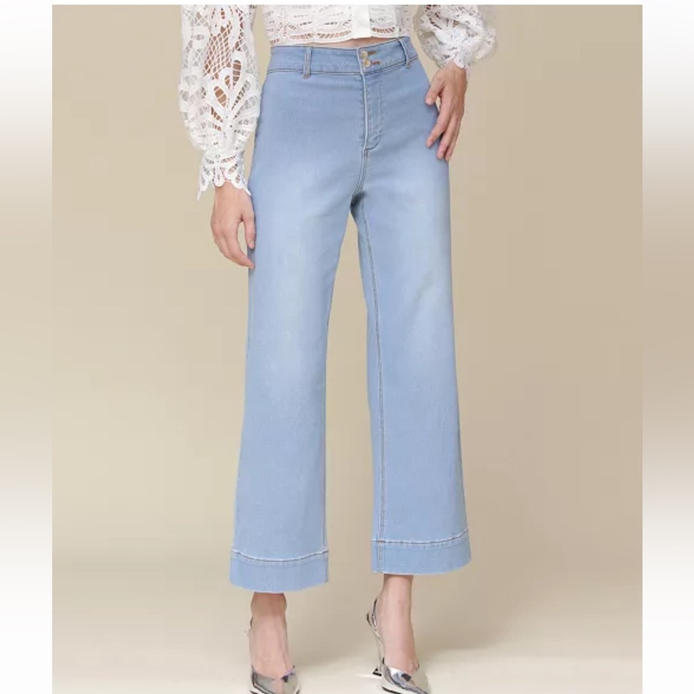 Avec Les Filles Light Wash Cropped Wide Leg Jeans Size 2